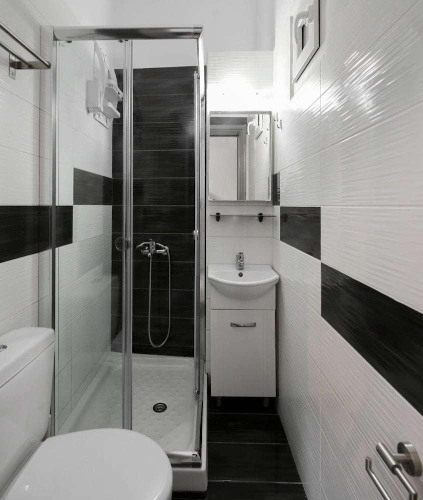 Small Double Room with Small Bathroom photo 3