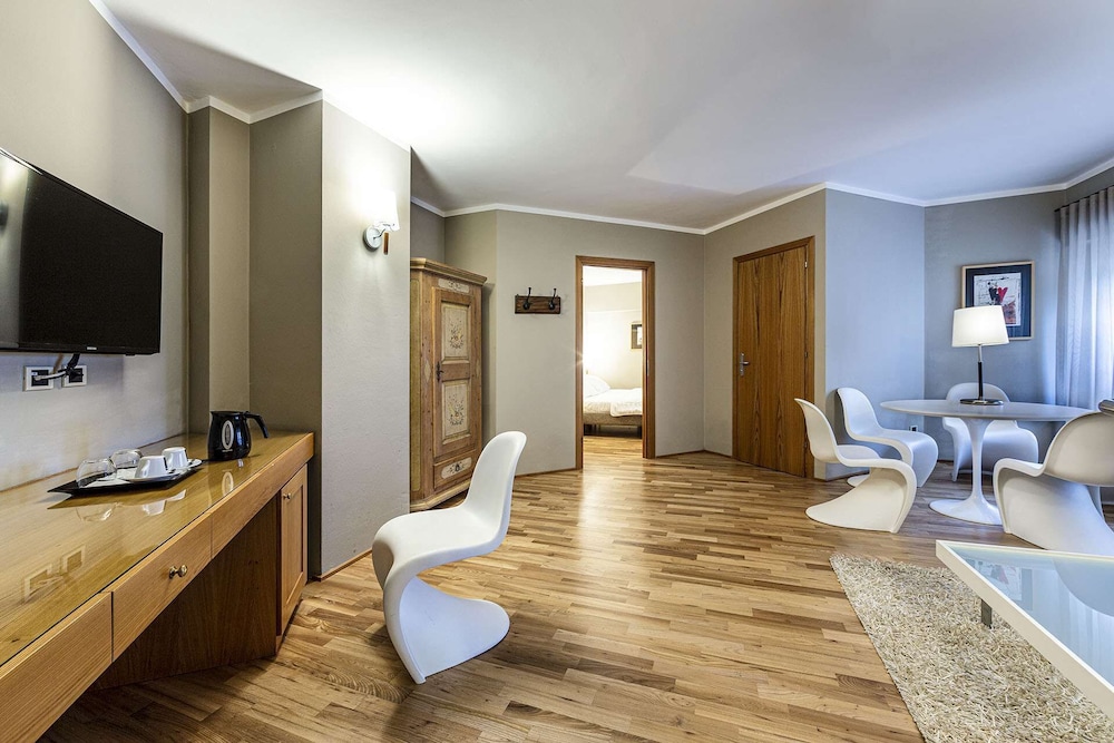 Executive Suite - Photo 3
