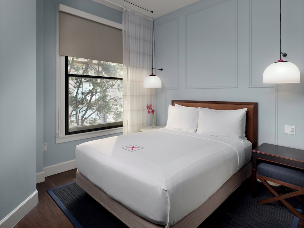 Room, 1 Queen Bed (ADA Mono)
