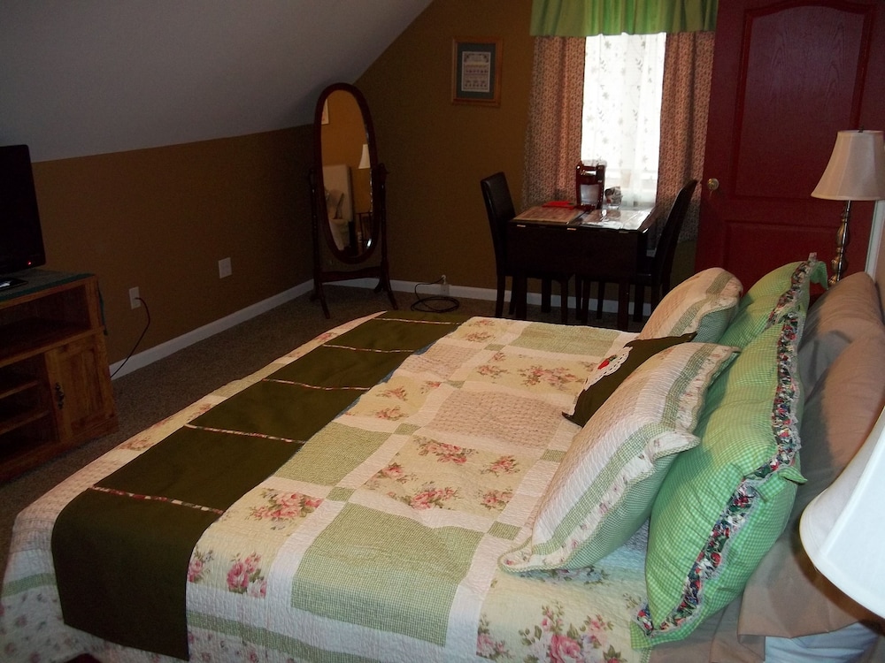 Deluxe Double Room, Ensuite (The Strawberry) photo 3