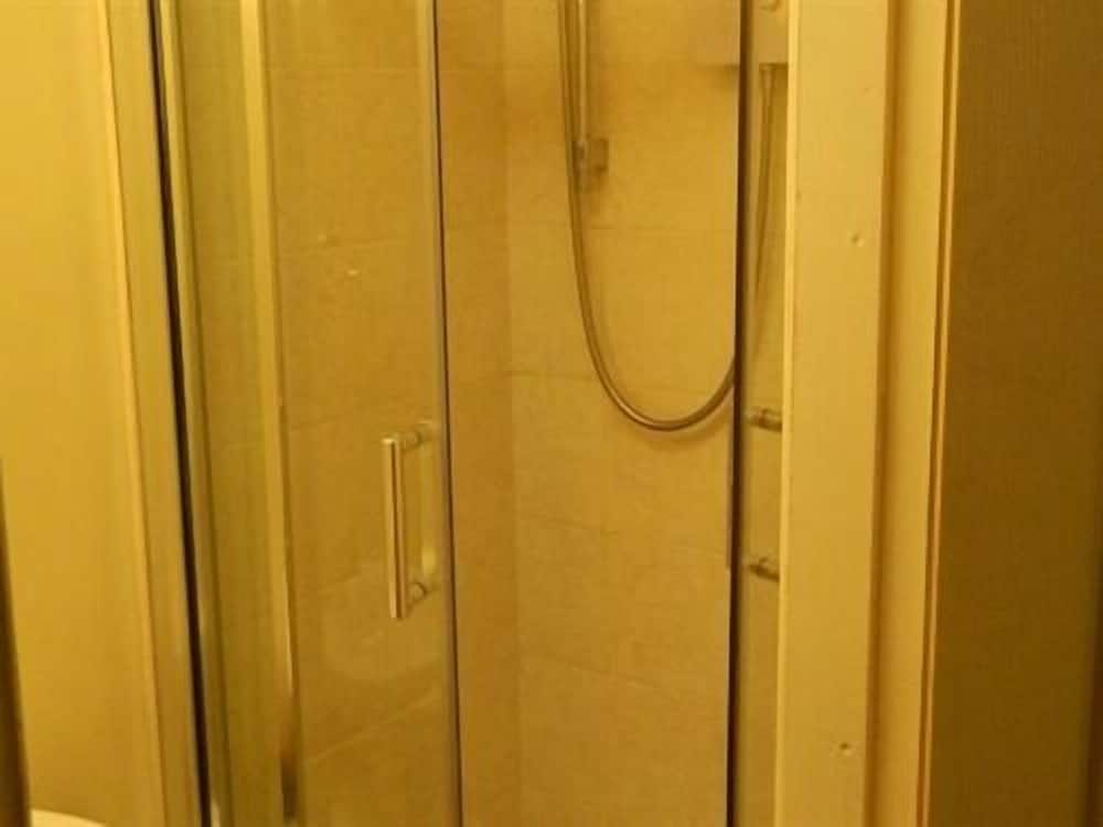 Standard Suite, Ensuite photo 2
