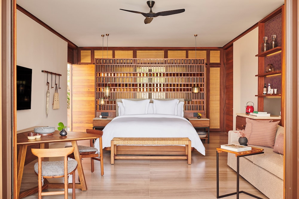 Room, 1 King Bed, Beachfront - Photo 3