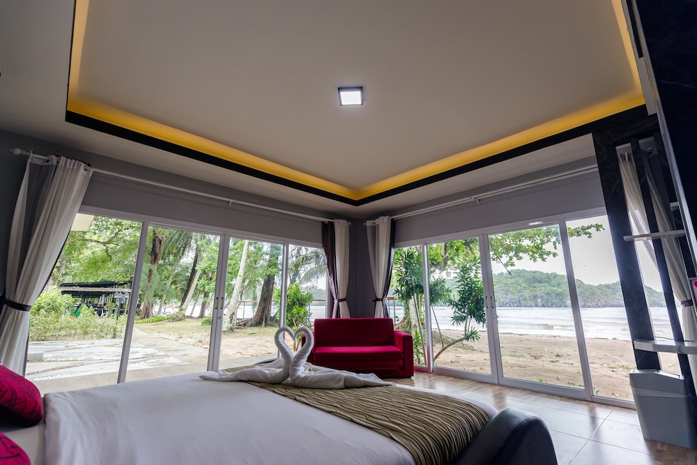 Beachfront Bungalow photo 3