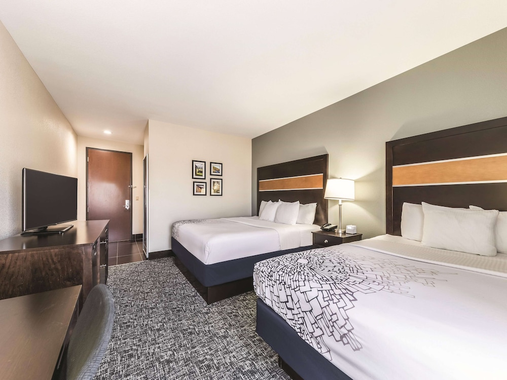 Deluxe Room, Multiple Beds, Non Smoking - Photo 2