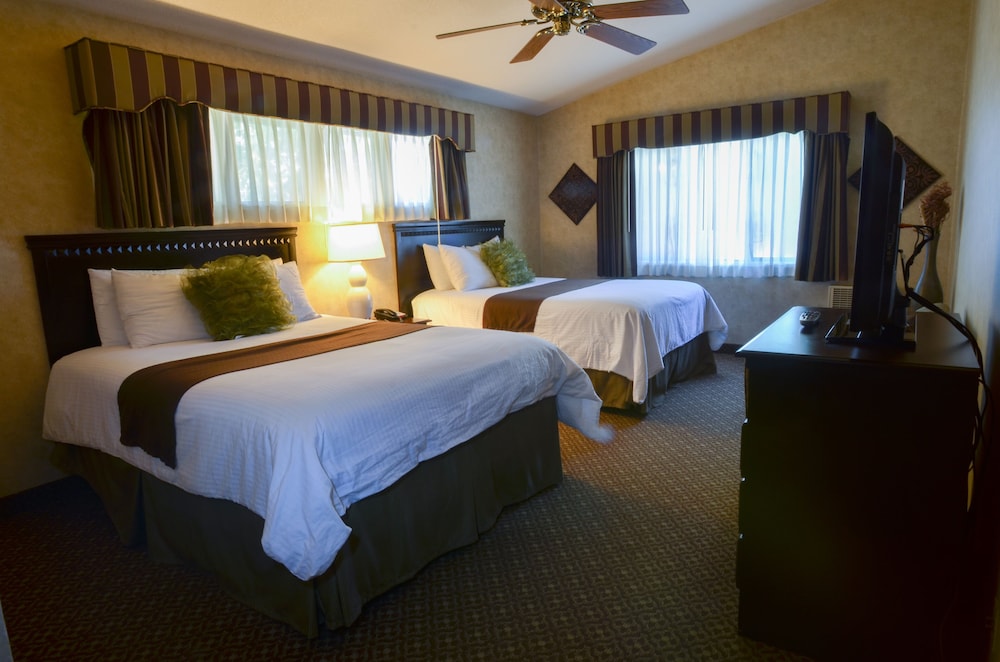 Deluxe Suite, 2 Queen Beds (Deluxe 2 Queens Suite) - Photo 2