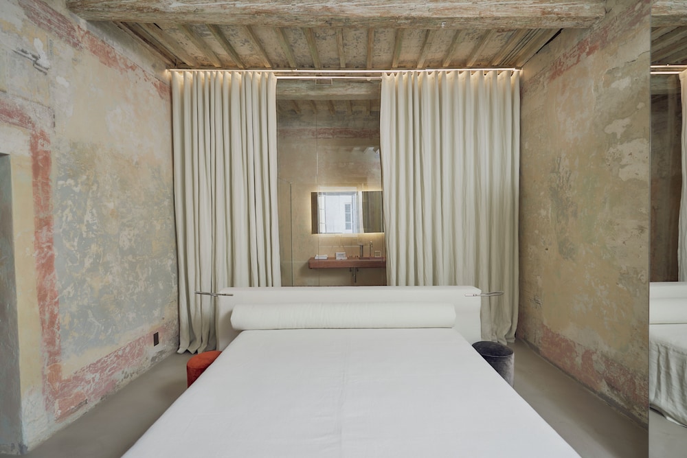 Superior Room, 1 King Bed photo 3