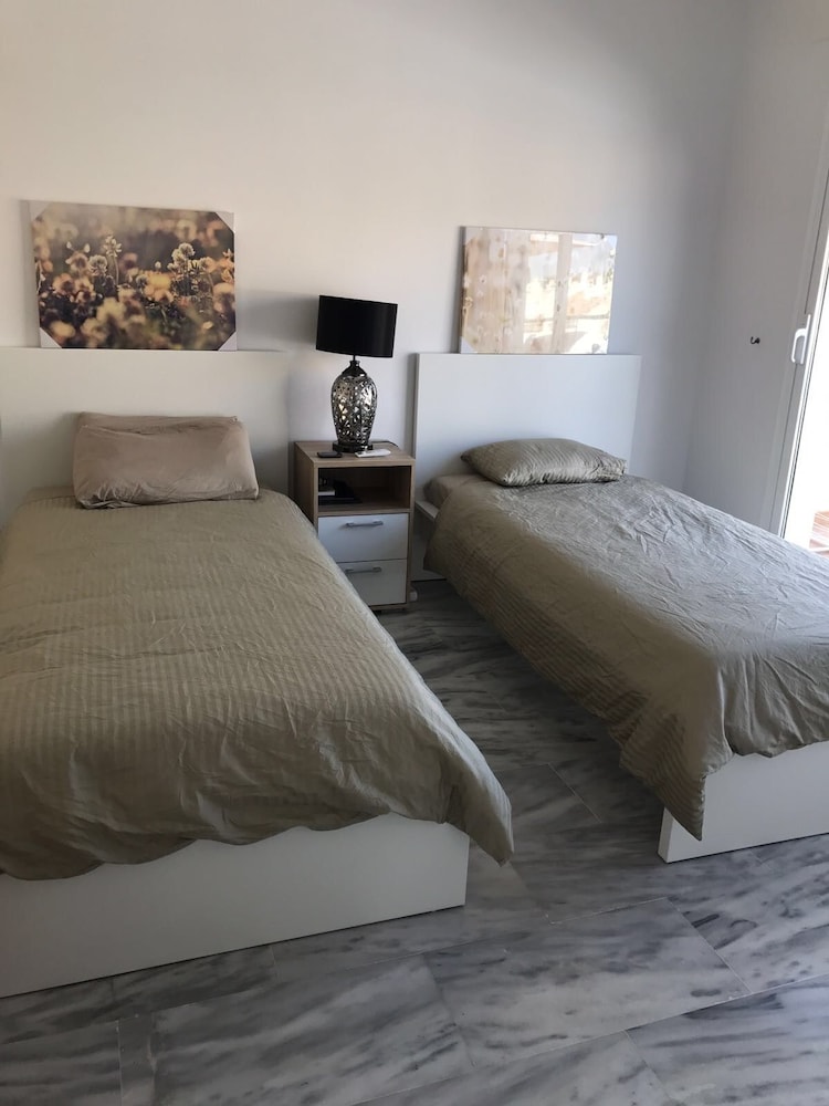 Apartamento, 1 habitación, terraza, vista parcial al mar.