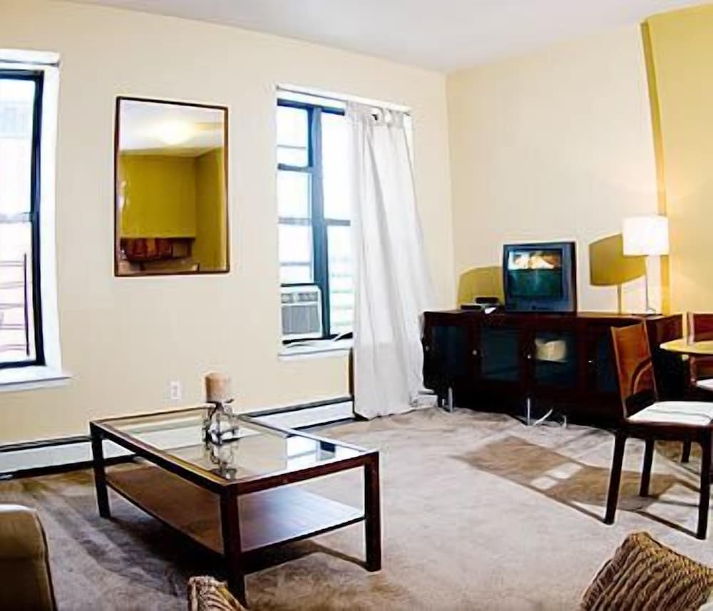 1000sq ft suite, Private Bathroom Max 4 people photo 2
