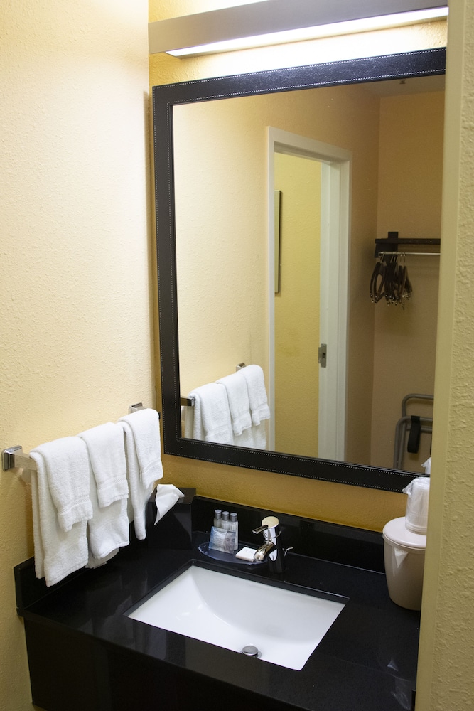 Room, 2 Queen Beds - Photo 8