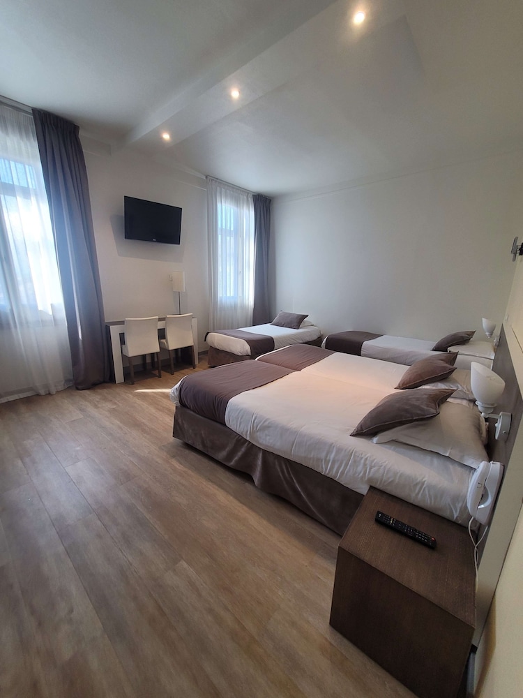 Standard Room, Multiple Beds - Photo 12