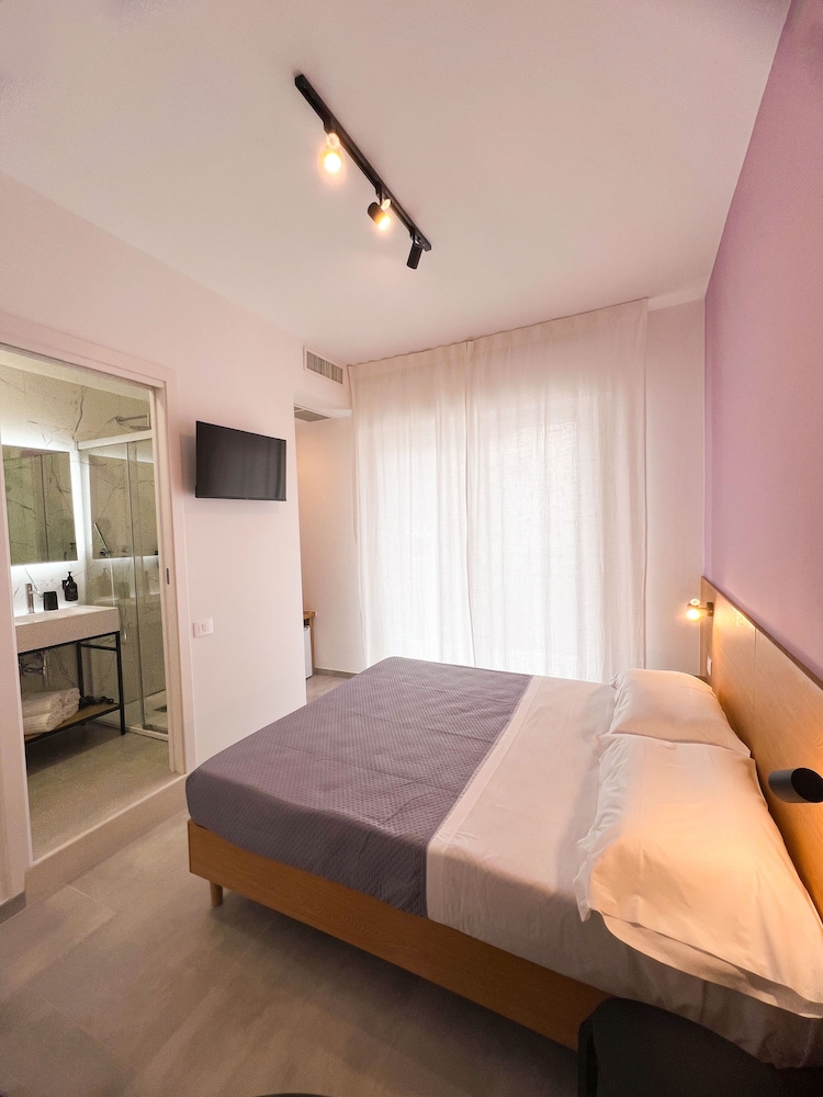 Economy Room, Balcony