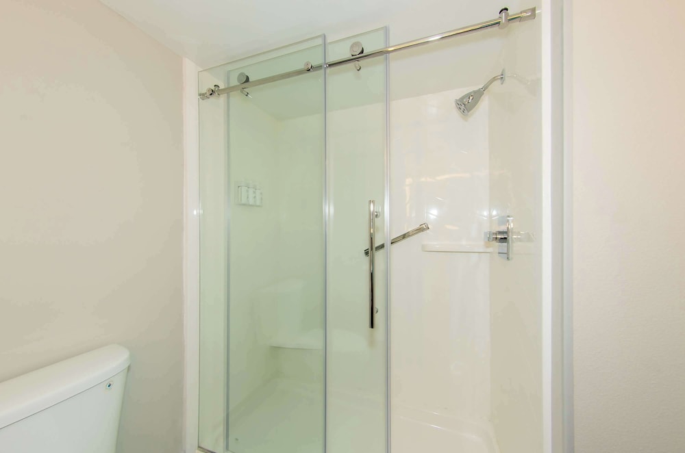 Deluxe Room, 1 King Bed, Accessible (Pet Friendly) - Photo 4