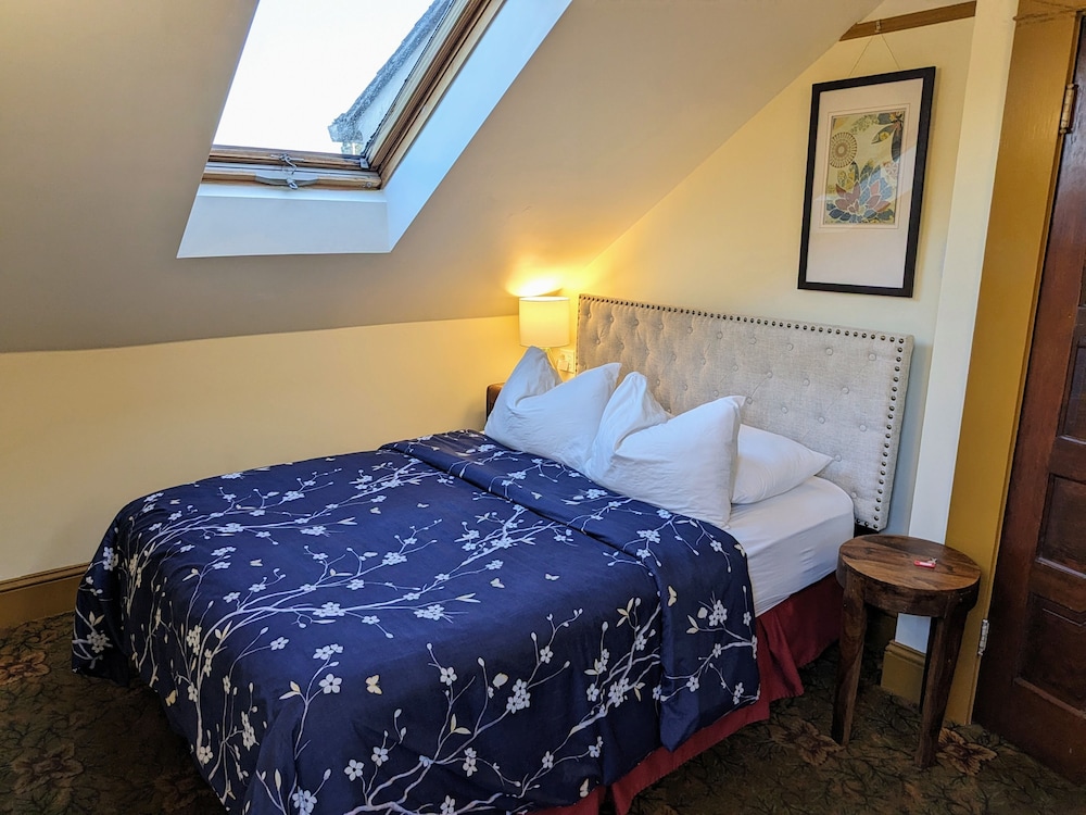 Comfort room, 1 queen bed