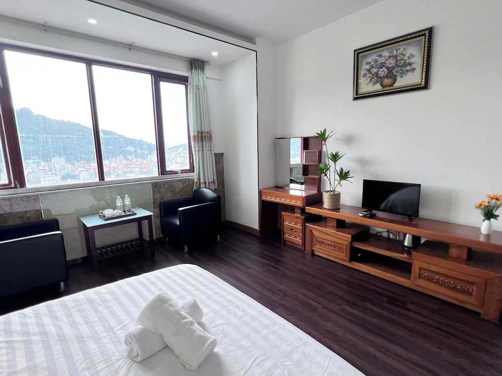 Basic Double Room, Balcony, Mountain View