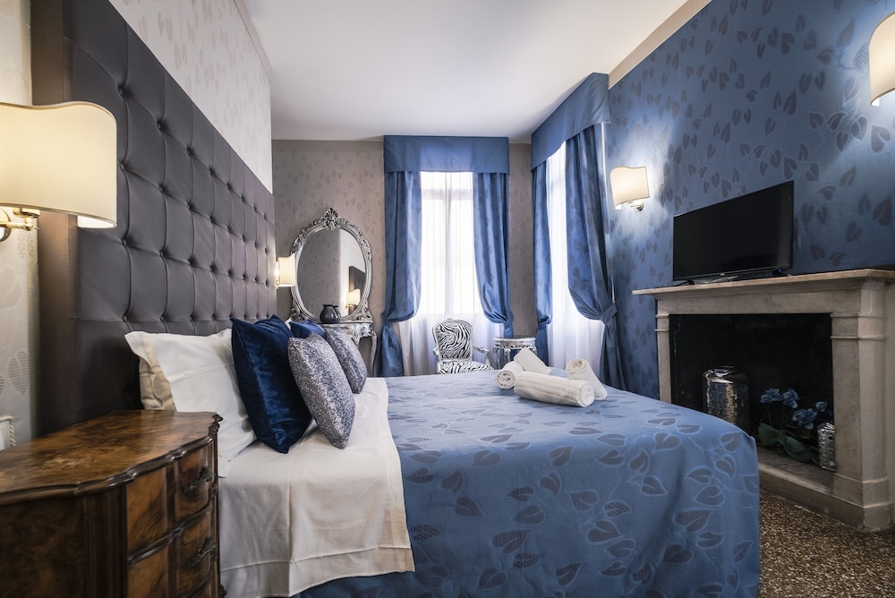 Double or Twin Room, Canal View photo 1