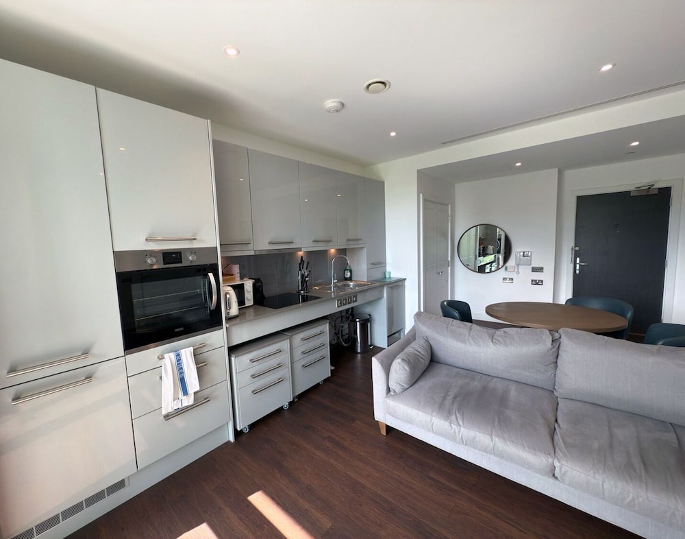 Apartment, Roll-in Shower