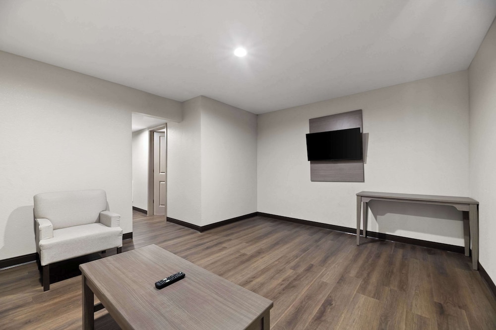 Suite, Multiple Beds, Non Smoking - Photo 5