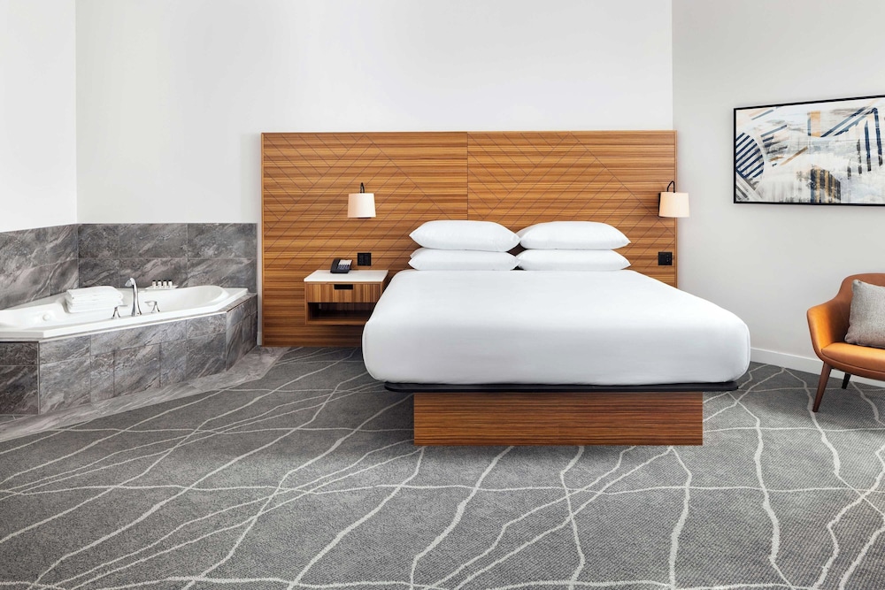 Suite, 1 King Bed - Photo 1