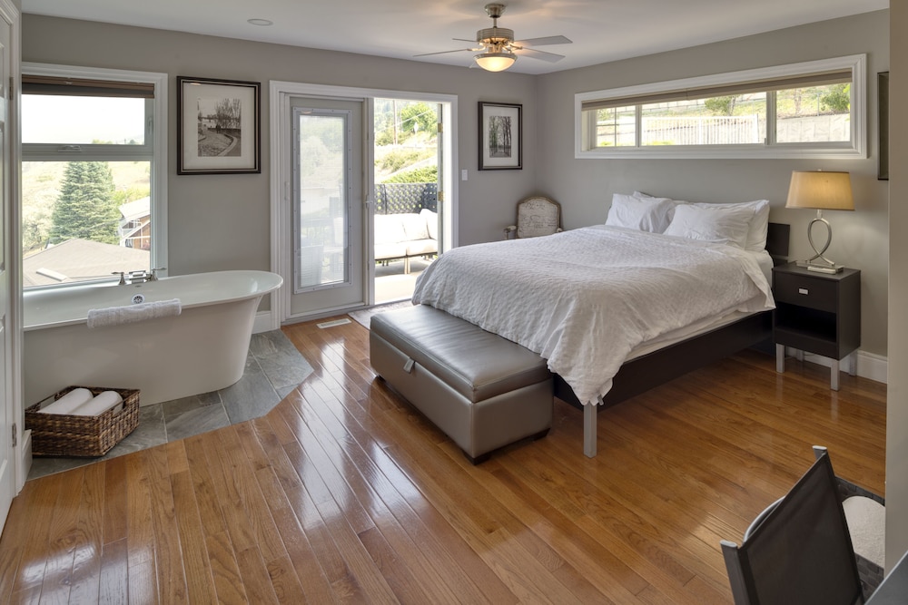 Suite, 1 Queen Bed, Fireplace photo 2