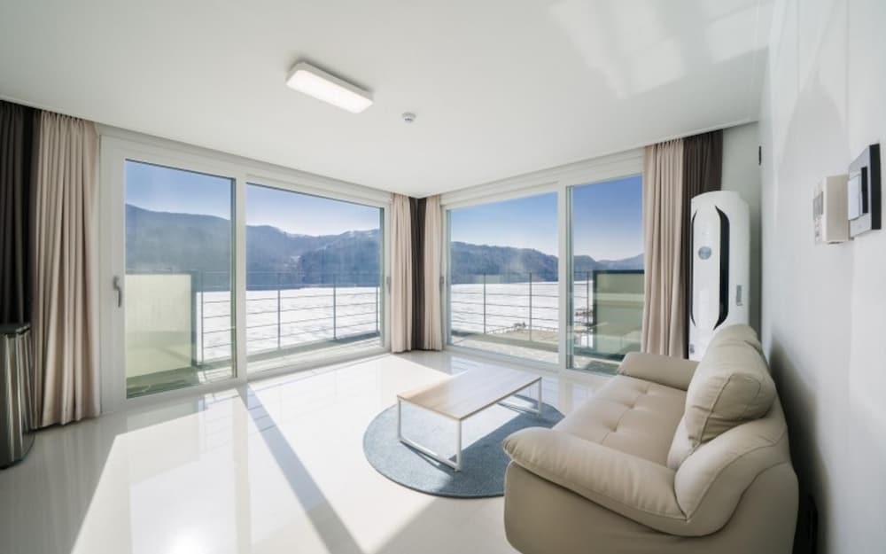 Room (Room 305 (Panoramic River View/Two Ro) - Photo 8