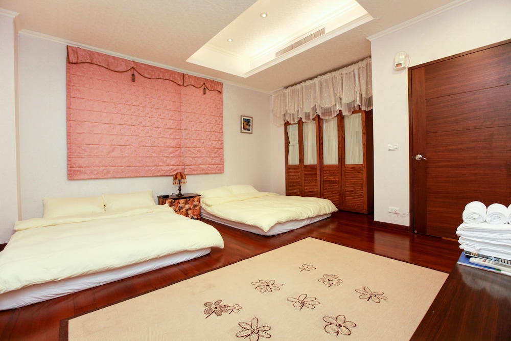 Standard Quadruple Room, 2 Double Beds, Shared Bathroom photo 2