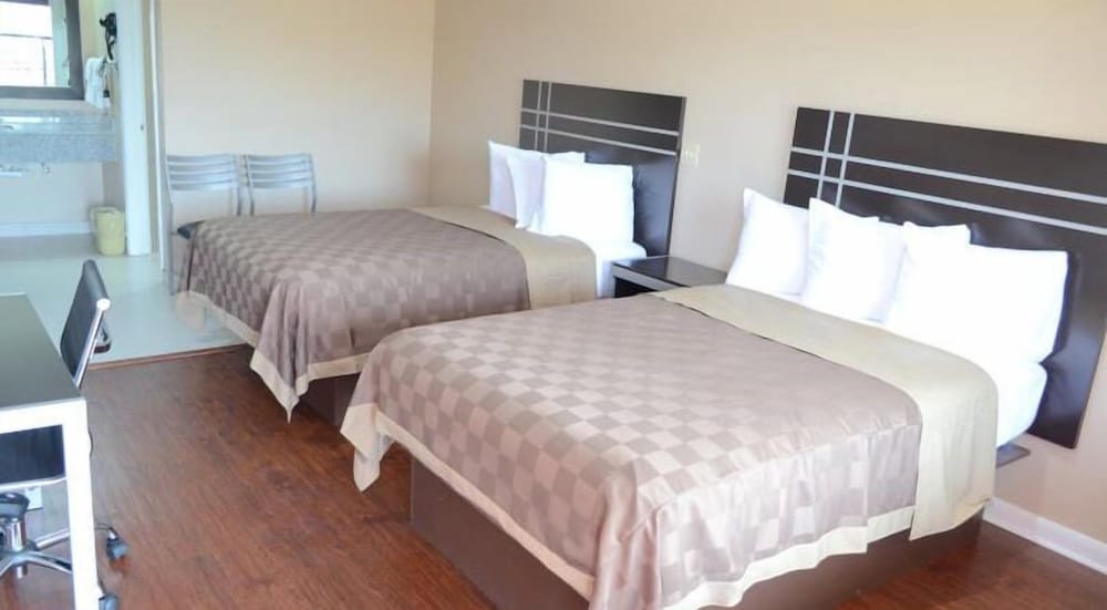 Double Room, 2 Queen Beds, Smoking photo 2