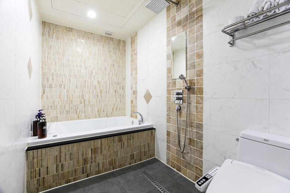 Superior Twin Room, City View photo 3