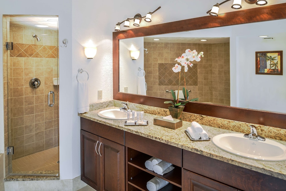 2 Bedroom Suite with 1 King and 2 Twin Beds - Photo 15