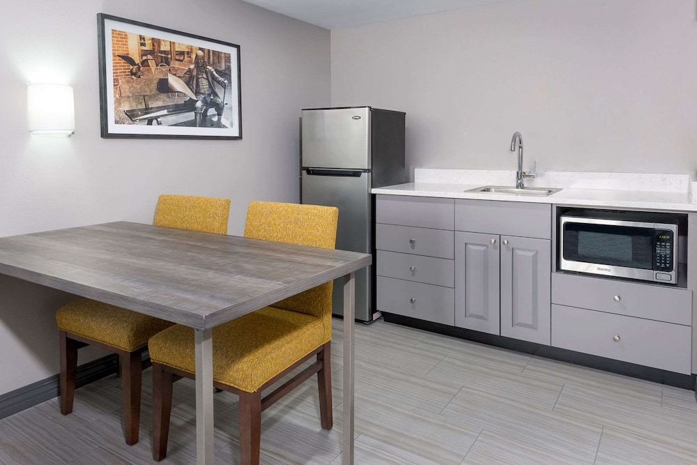 Modern One-Bedroom King Suite w/ Kitchenette - Photo 4