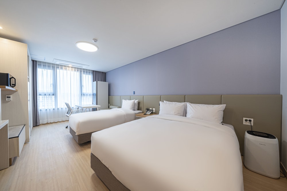 Deluxe Room, Multiple Beds, Non Smoking, Refrigerator & Microwave - Photo 1