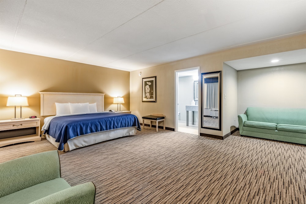 Suite, 1 King Bed With Sofa Bed, Non Smoking, Refrigerator & Microwave (With Sofabed) photo 1