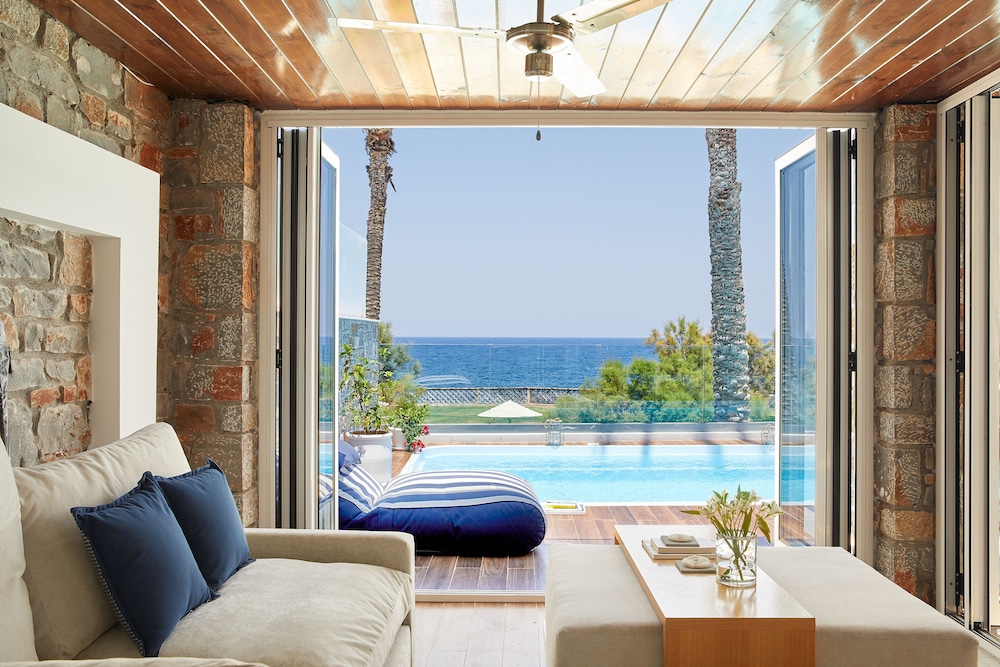 Beachfront Villa with Private Pool - Photo 5