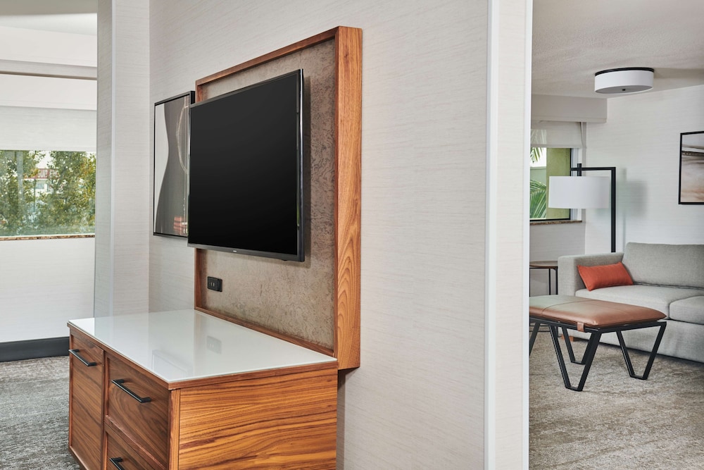 Room, 1 King Bed, Accessible (Mobility & Hearing, Roll-in Shower) - Photo 7