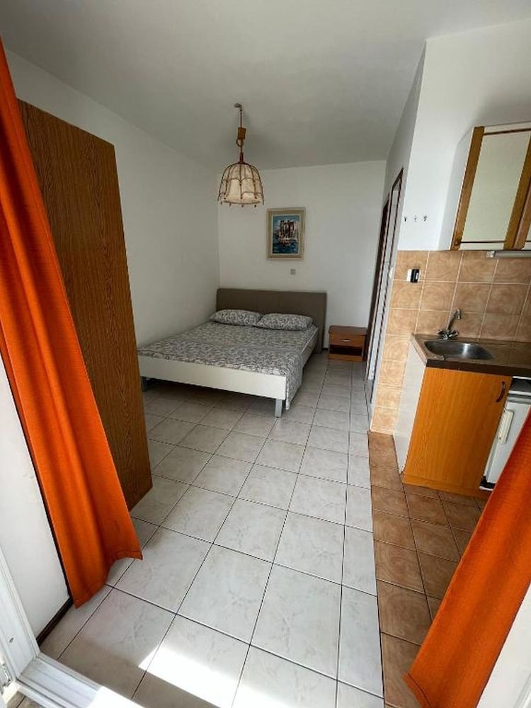 Studio, 1 Bedroom, Accessible, Smoking