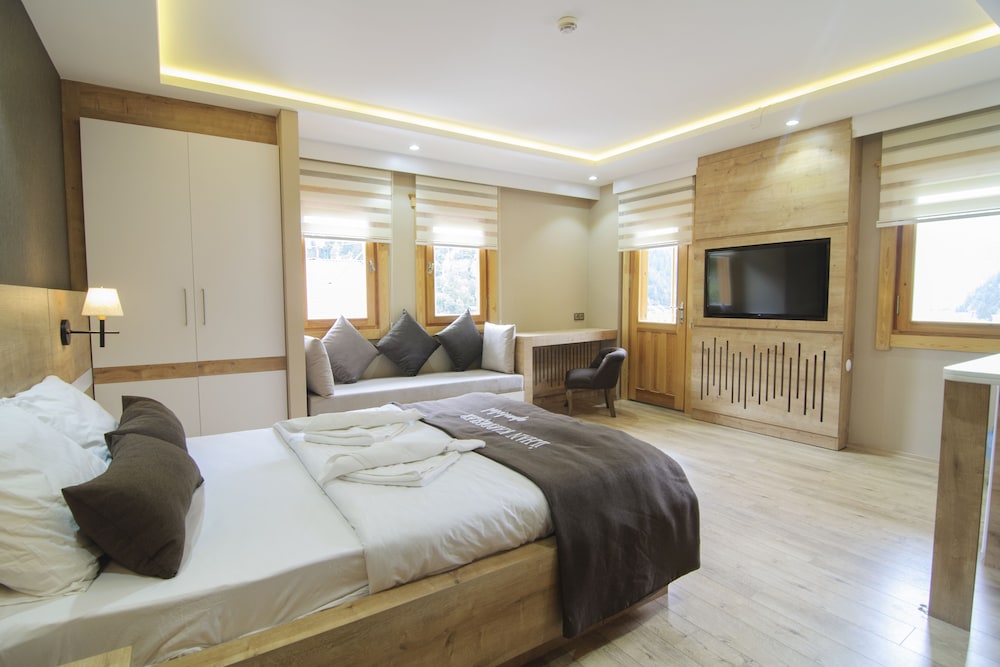 Deluxe Triple Room, Jetted Tub