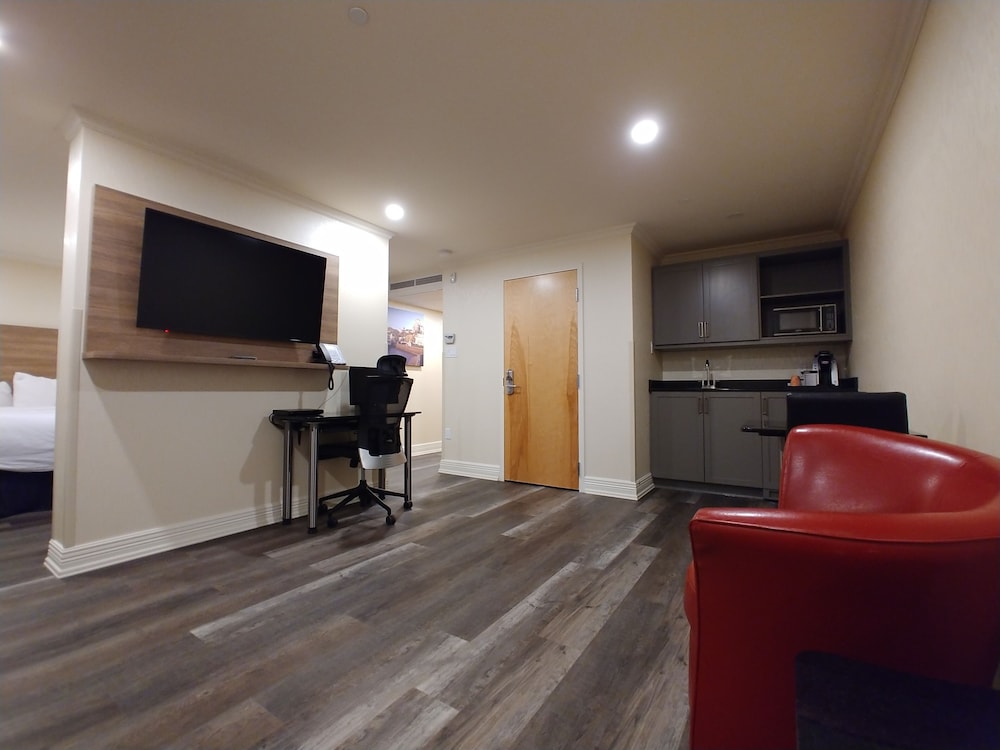 Suite, 1 King Bed - Photo 3