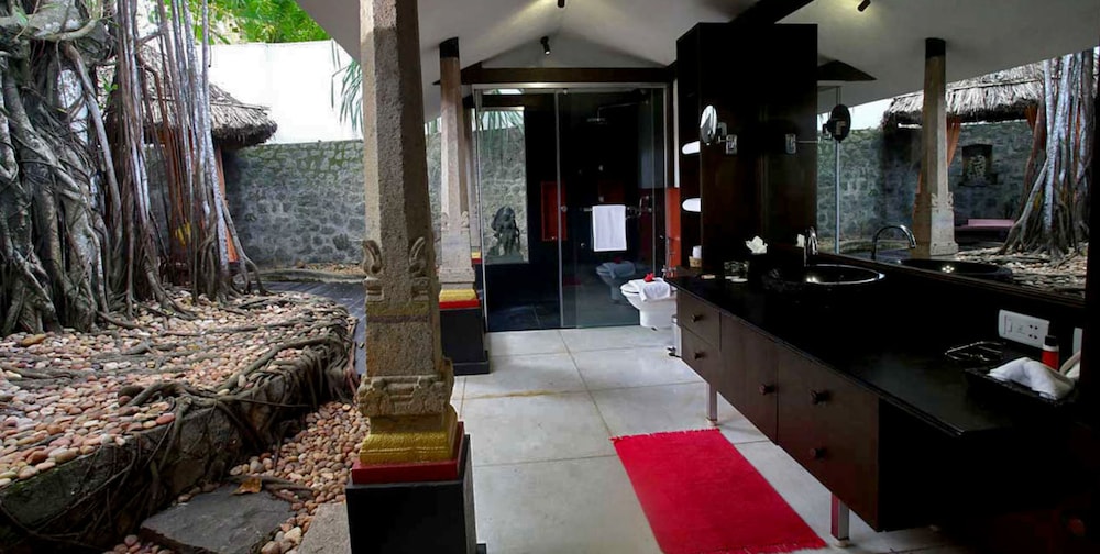 The Banyan Tree Bungalow - Photo 2