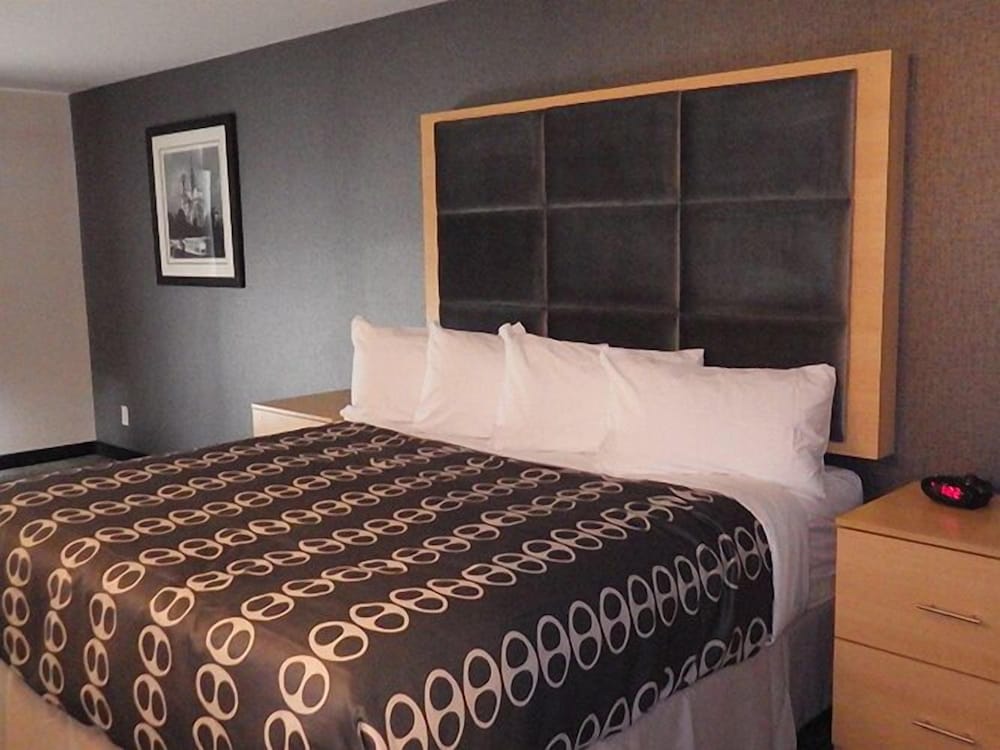 Deluxe Room, 1 King Bed, Kitchen photo 1