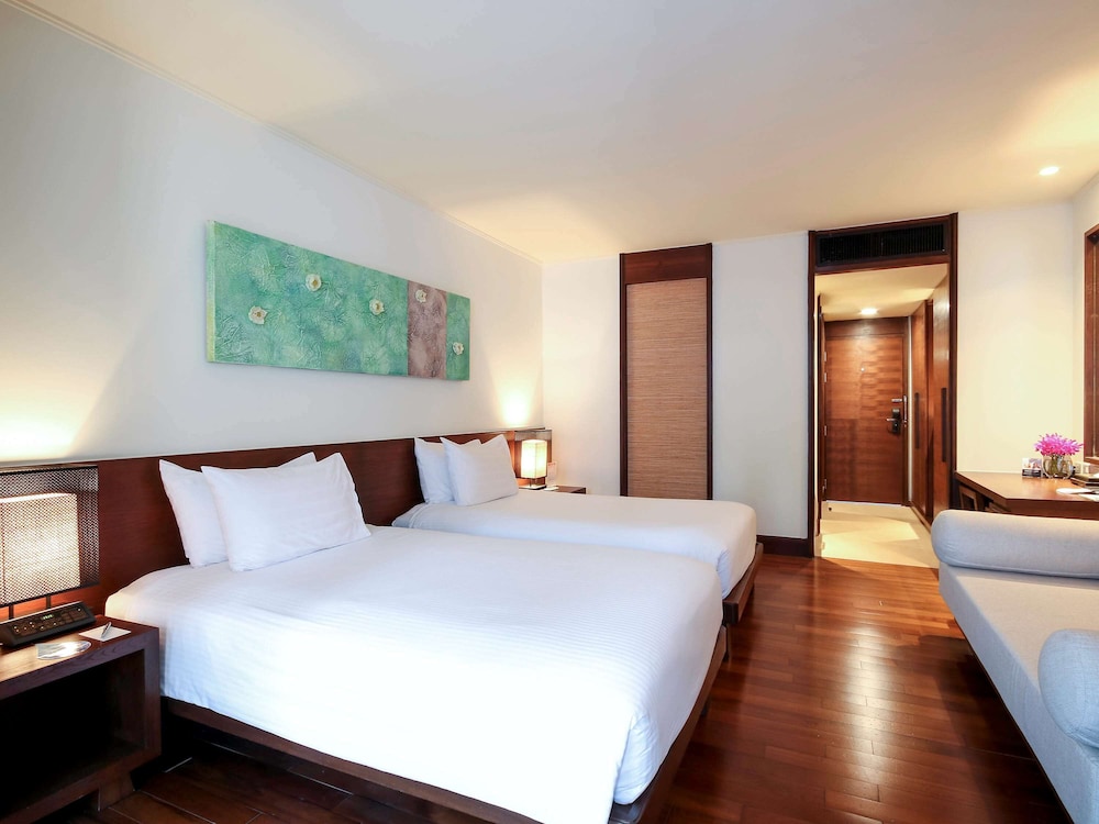 Room, 2 Twin Beds, Pool View