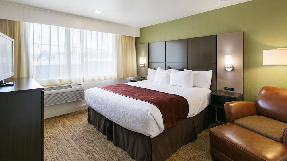 Suite, 1 King Bed, Non Smoking, Refrigerator & Microwave - Photo 2
