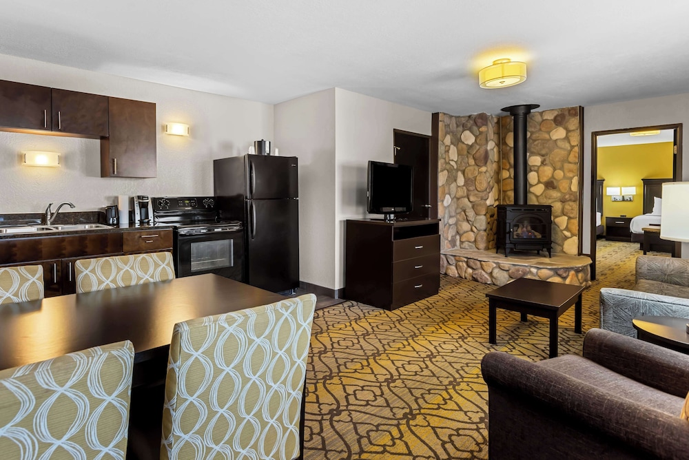 Suite, 1 King Bed with Sofa bed, Non Smoking, Kitchen (with Sofabed) - Photo 1
