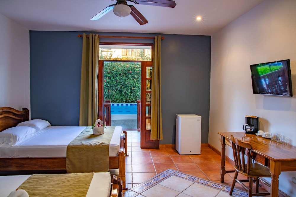 Deluxe Double Room, 2 Queen Beds, Partial Ocean View, Poolside photo 2