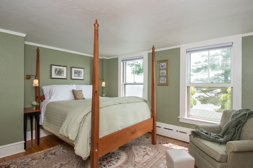 Room (Squam Lake) photo 1