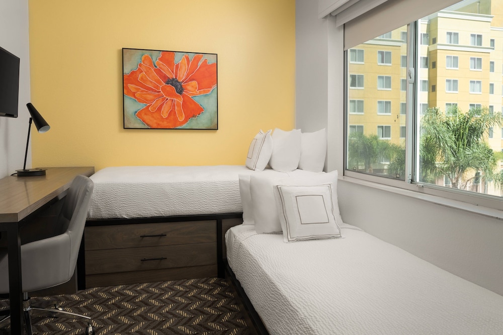 Suite, 2 Bedrooms - Photo 2