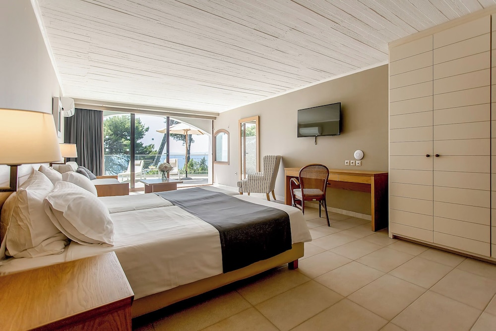 Premium Family Bungalow with private pool Sea & Mouse Island view