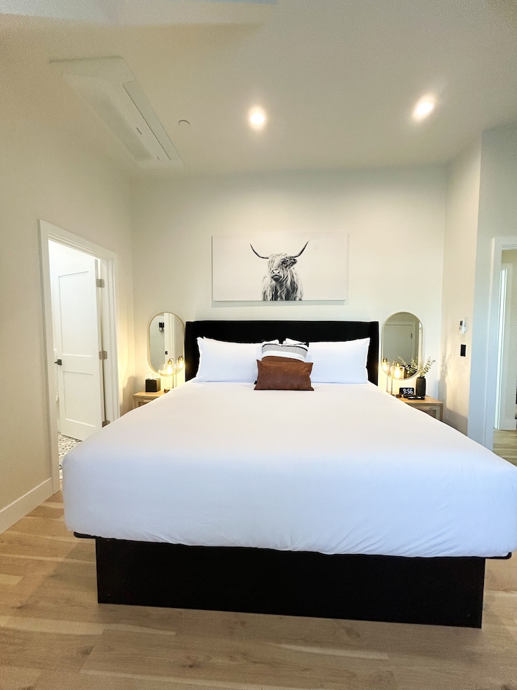 #19 King Penthouse Suite, Second Floor