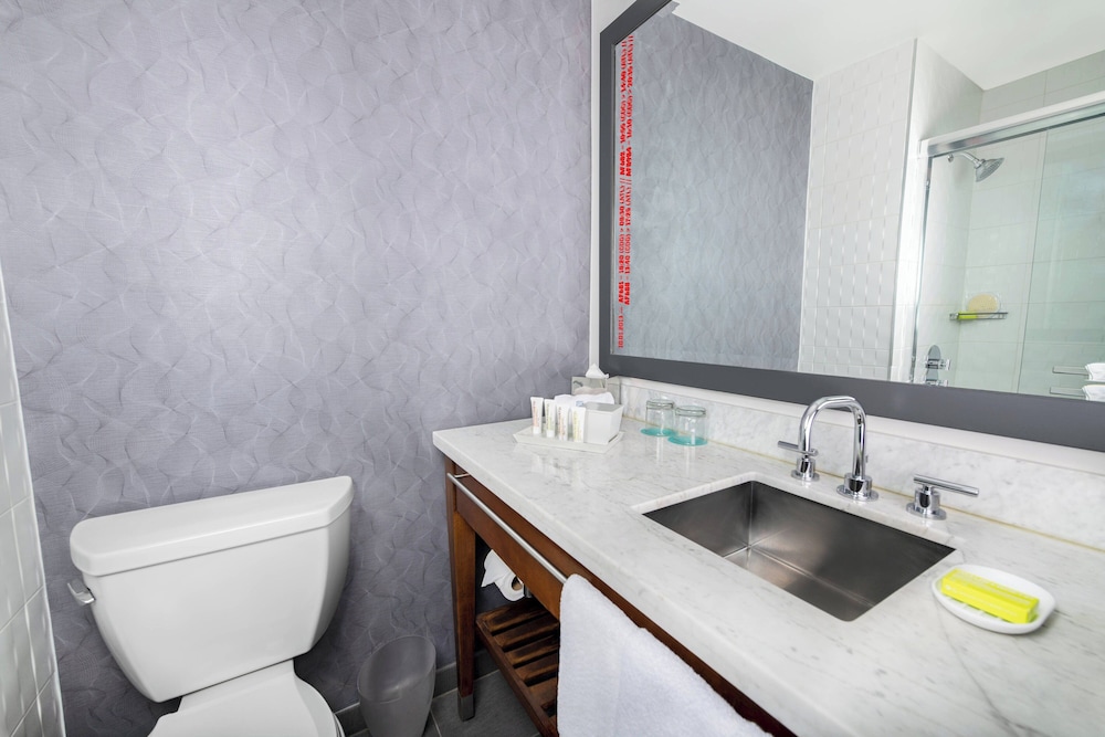 Premier Room, 1 King Bed - Photo 3
