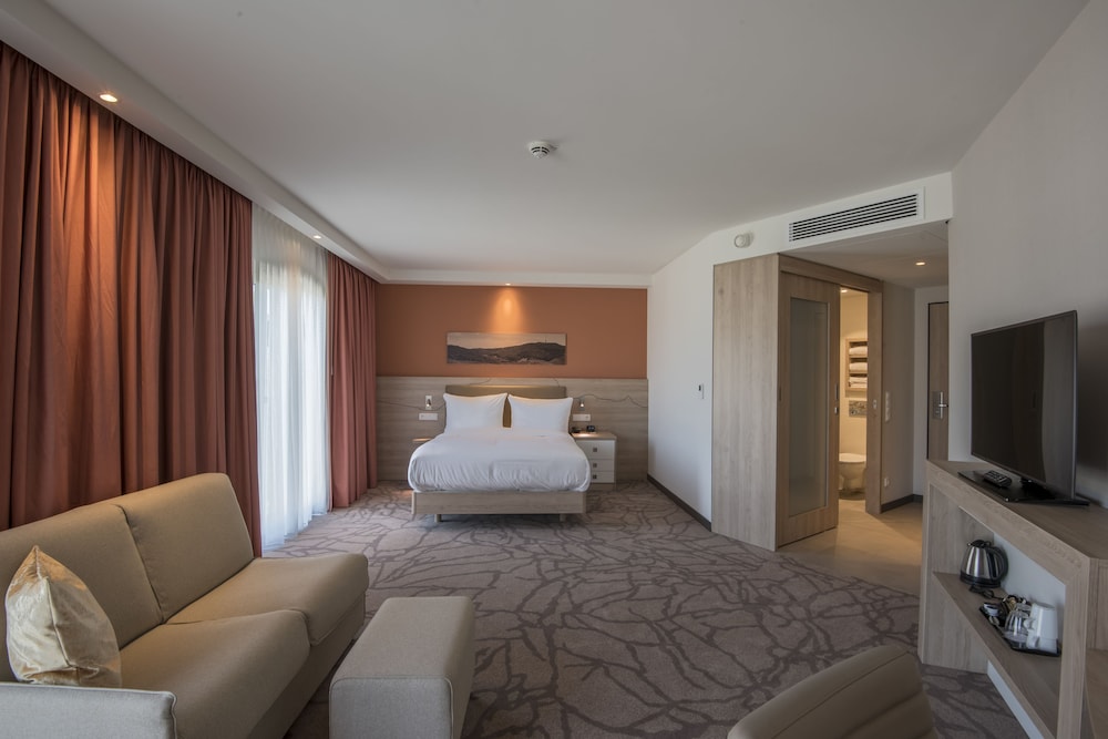 Family Room, 1 Queen Bed, Non Smoking