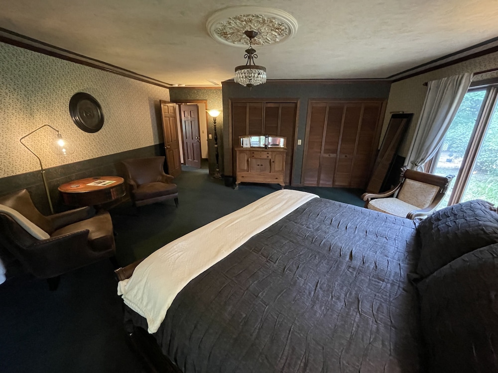 Grand Suite, 1 King Bed, Jetted Tub, Ground Floor photo 3