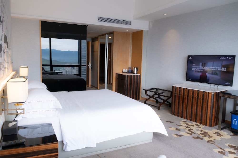 Superior Room, 1 King Bed(Complimentary Mini Bar and Night Snack) - Photo 2